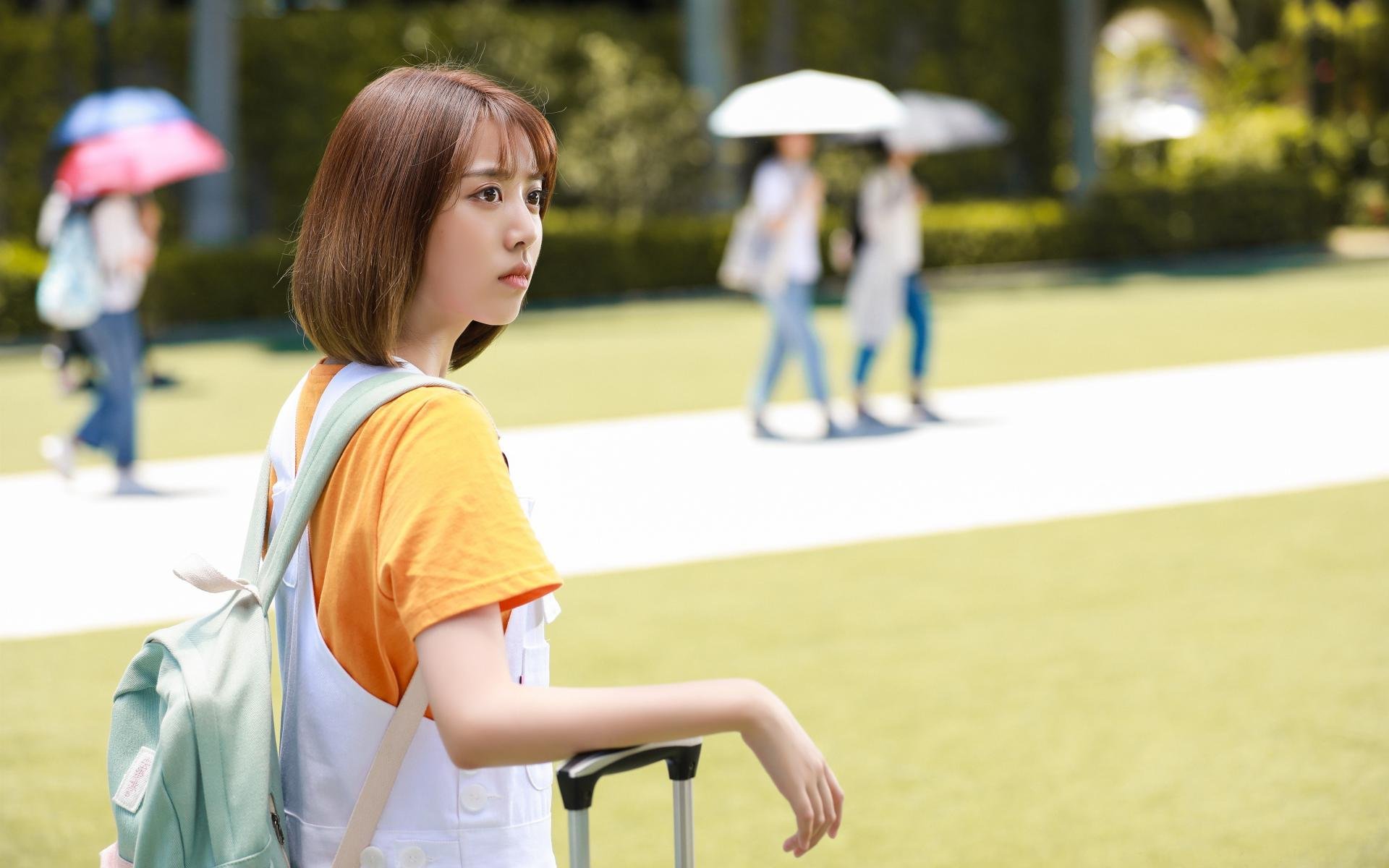 “高新体育中心：篮球赛场上演激烈拼抢与战术博弈”
